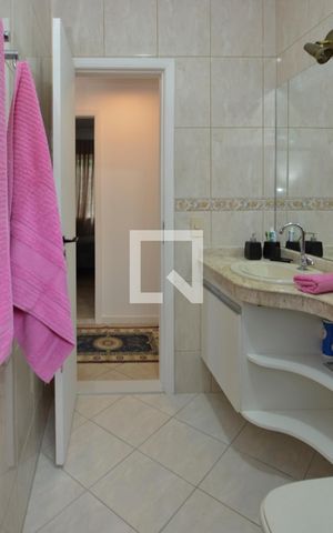 Casa de condomínio à venda com 450m², 5 quartos e 1 vaga Casa de condomínio à venda com 450m², 5 quartos e 1 vagaBanheiro social