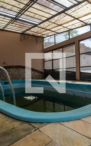 Casa à venda com 450m², 6 quartos e 5 vagas Casa à venda com 450m², 6 quartos e 5 vagasÁrea comum - Piscina