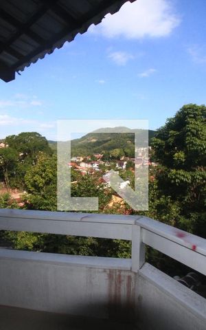 Casa de condomínio à venda com 250m², 3 quartos e 4 vagasVista