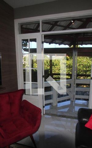 Casa de condomínio à venda com 250m², 3 quartos e 4 vagasSala