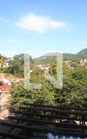 Casa de condomínio à venda com 250m², 3 quartos e 4 vagasVista