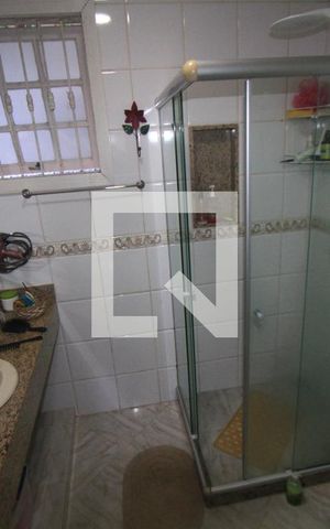 Casa de condomínio à venda com 250m², 3 quartos e 4 vagasBanheiro da Suite