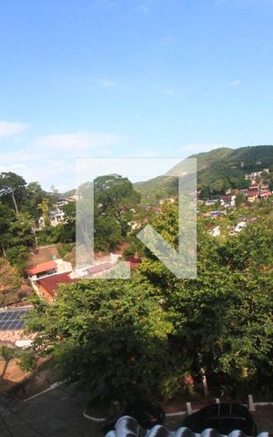 Casa de condomínio à venda com 250m², 3 quartos e 4 vagasVista