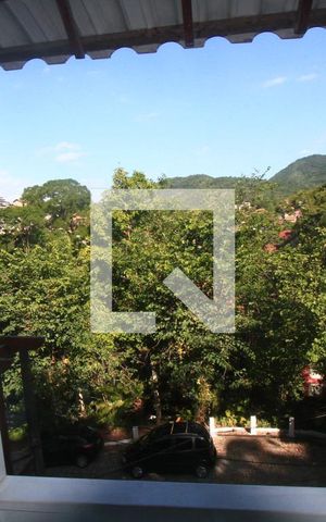 Casa de condomínio à venda com 250m², 3 quartos e 4 vagasVista