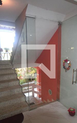 Casa de condomínio à venda com 250m², 3 quartos e 4 vagasSala