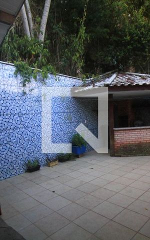 Casa de condomínio à venda com 250m², 3 quartos e 4 vagasChurraqueira