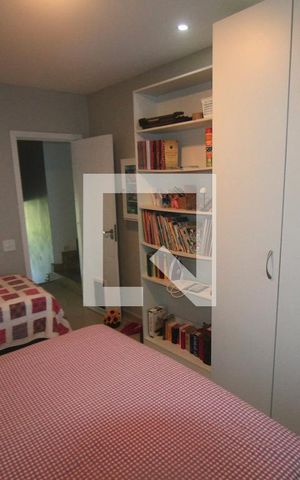 Casa de condomínio à venda com 250m², 3 quartos e 4 vagasQuarto