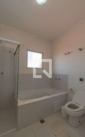 Casa à venda com 418m², 4 quartos e 4 vagasBanheiro da Suíte 2