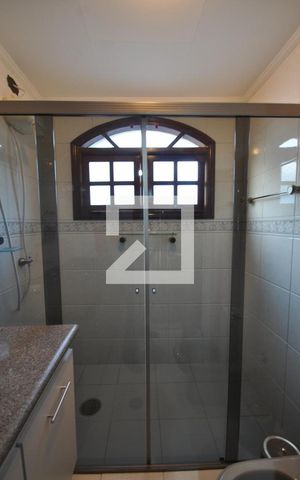 Casa à venda com 650m², 5 quartos e 8 vagasBanheiro da Suíte de Hospedes