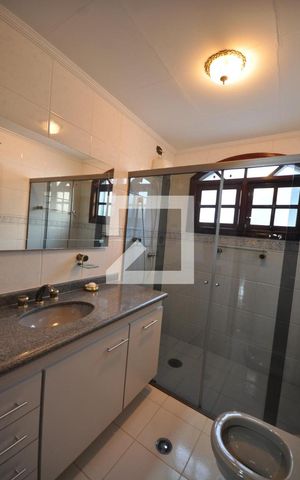 Casa à venda com 650m², 5 quartos e 8 vagasBanheiro da Suíte de Hospedes