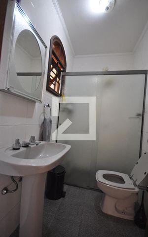 Casa à venda com 650m², 5 quartos e 8 vagasBanheiro de serviço