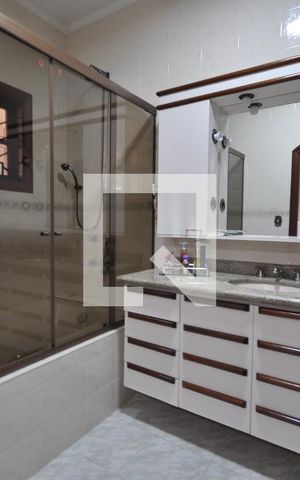 Casa à venda com 650m², 5 quartos e 8 vagasBanheiro da Suíte 2