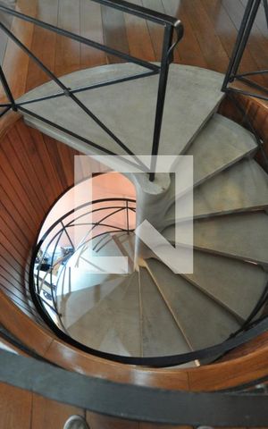 Casa à venda com 650m², 5 quartos e 8 vagasEscada