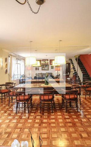 Casa à venda com 290m², 5 quartos e 2 vagas Casa à venda com 290m², 5 quartos e 2 vagasSala