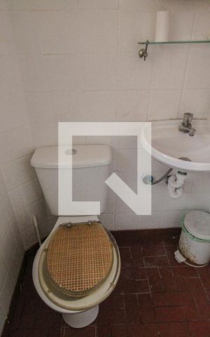 Casa à venda com 290m², 5 quartos e 2 vagas Casa à venda com 290m², 5 quartos e 2 vagasBanheiro de Serviço