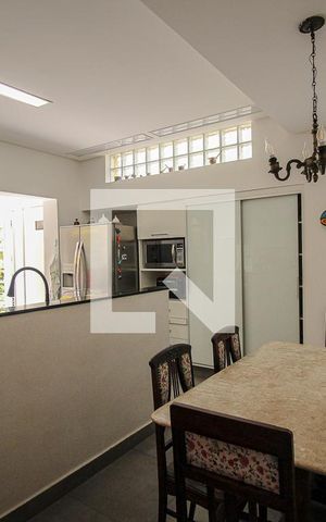 Casa à venda com 290m², 5 quartos e 2 vagas Casa à venda com 290m², 5 quartos e 2 vagasCozinha