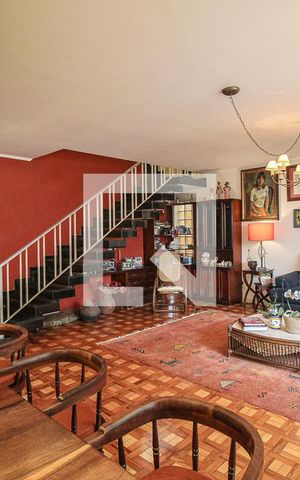 Casa à venda com 290m², 5 quartos e 2 vagas Casa à venda com 290m², 5 quartos e 2 vagasSala