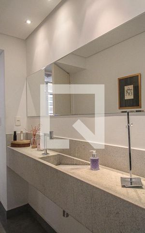 Casa à venda com 290m², 5 quartos e 2 vagas Casa à venda com 290m², 5 quartos e 2 vagasLavabo
