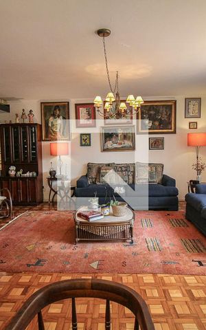 Casa à venda com 290m², 5 quartos e 2 vagas Casa à venda com 290m², 5 quartos e 2 vagasSala