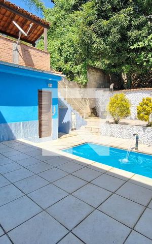 Casa à venda com 300m², 3 quartos e 2 vagas Casa à venda com 300m², 3 quartos e 2 vagasPiscina