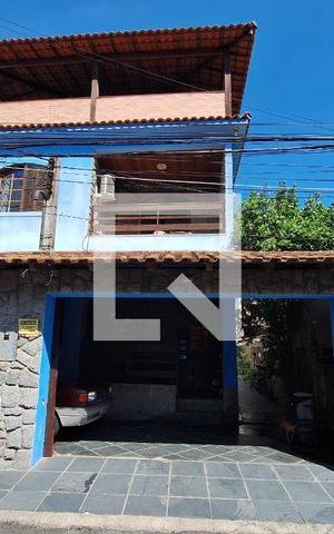 Casa à venda com 300m², 3 quartos e 2 vagas Casa à venda com 300m², 3 quartos e 2 vagasFachada