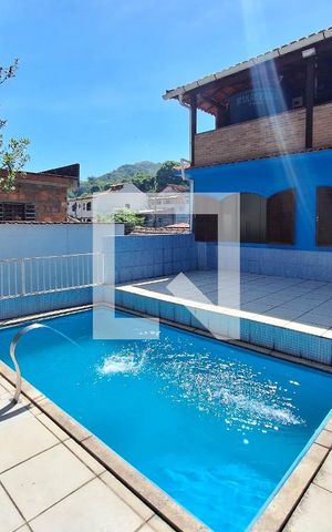 Casa à venda com 300m², 3 quartos e 2 vagas Casa à venda com 300m², 3 quartos e 2 vagasPiscina