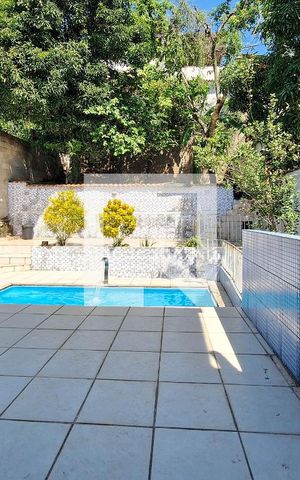 Casa à venda com 300m², 3 quartos e 2 vagas Casa à venda com 300m², 3 quartos e 2 vagasPiscina