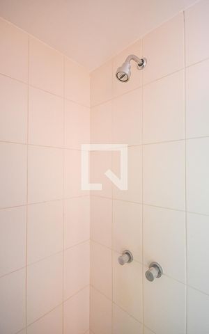 Apartamento para alugar com 62m², 2 quartos e 2 vagas Apartamento para alugar com 62m², 2 quartos e 2 vagasChuveiro do Banheiro da Suíte