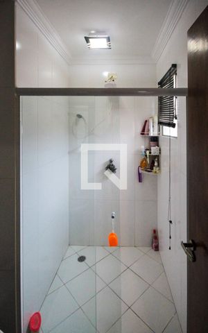 Casa de condomínio à venda com 105m², 3 quartos e 2 vagas Casa de condomínio à venda com 105m², 3 quartos e 2 vagasBanheiro da Suite