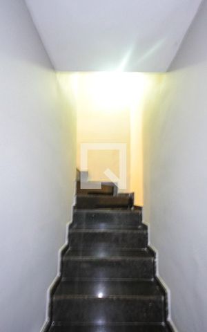 Casa de condomínio à venda com 105m², 3 quartos e 2 vagas Casa de condomínio à venda com 105m², 3 quartos e 2 vagasEscada