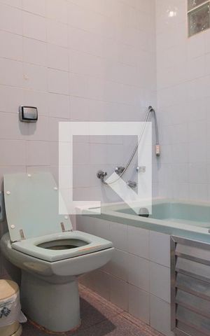 Casa à venda com 591m², 5 quartos e 3 vagasBanheiro suíte 