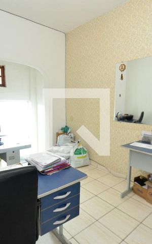 Casa à venda com 320m², 4 quartos e 3 vagas Casa à venda com 320m², 4 quartos e 3 vagasQuarto3