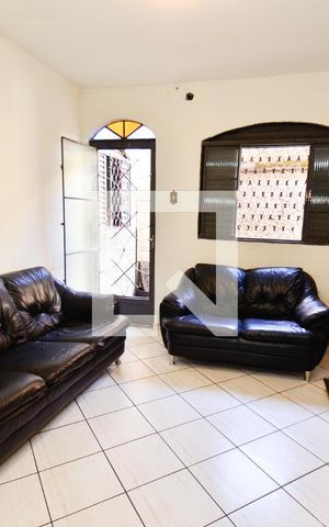 Casa à venda com 320m², 4 quartos e 3 vagas Casa à venda com 320m², 4 quartos e 3 vagasSala