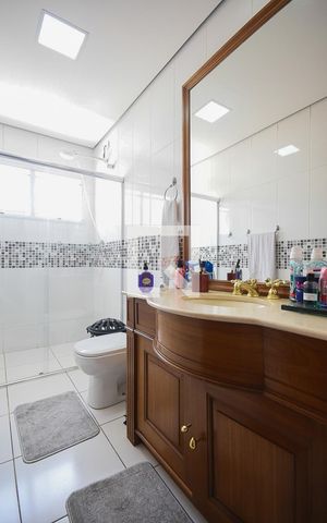 Casa à venda com 330m², 3 quartos e 10 vagas Casa à venda com 330m², 3 quartos e 10 vagasBanheiro Suíte 2