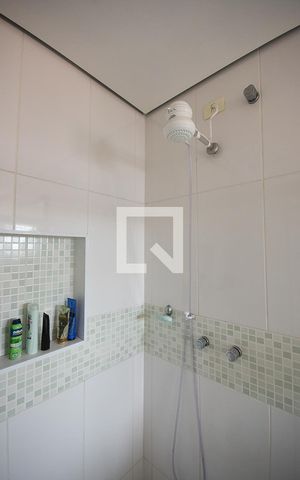 Casa à venda com 330m², 3 quartos e 10 vagas Casa à venda com 330m², 3 quartos e 10 vagasChuveiro do Banheiro da Suíte 1