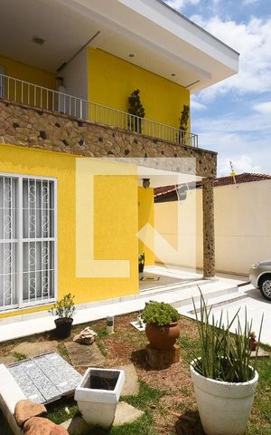 Casa à venda com 330m², 3 quartos e 10 vagas Casa à venda com 330m², 3 quartos e 10 vagasEntrada