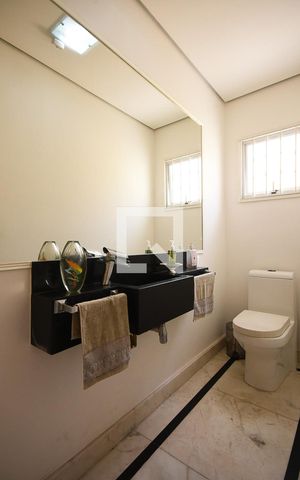 Casa à venda com 330m², 3 quartos e 10 vagas Casa à venda com 330m², 3 quartos e 10 vagasLavabo