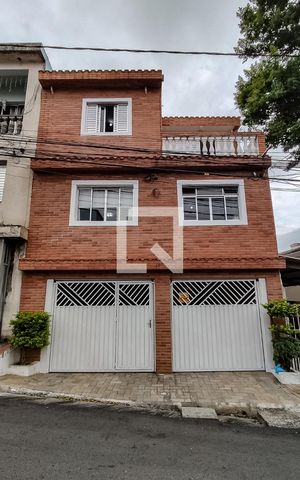 Casa à venda com 300m², 4 quartos e 3 vagas Casa à venda com 300m², 4 quartos e 3 vagasFachada