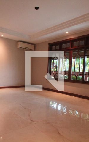 Casa à venda com 350m², 3 quartos e 4 vagasSala