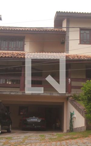 Casa à venda com 350m², 3 quartos e 4 vagasFachada
