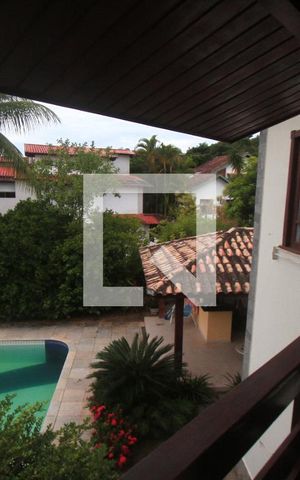 Casa à venda com 350m², 3 quartos e 4 vagasSacada Suite 1