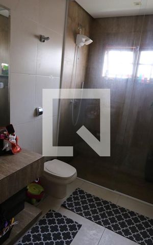 Casa de condomínio à venda com 140m², 4 quartos e 2 vagas Casa de condomínio à venda com 140m², 4 quartos e 2 vagasBanheiro 1