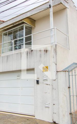 Casa à venda com 205m², 2 quartos e 2 vagas Casa à venda com 205m², 2 quartos e 2 vagasFachada
