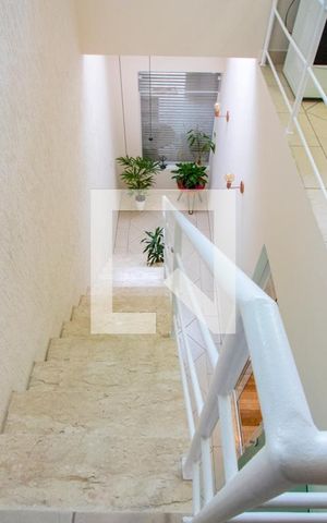 Casa à venda com 205m², 2 quartos e 2 vagas Casa à venda com 205m², 2 quartos e 2 vagasEscadas