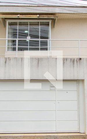 Casa à venda com 205m², 2 quartos e 2 vagas Casa à venda com 205m², 2 quartos e 2 vagasFachada