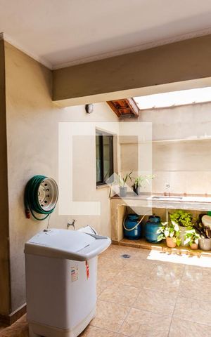 Casa à venda com 230m², 3 quartos e 2 vagas Casa à venda com 230m², 3 quartos e 2 vagasÁrea de Serviço