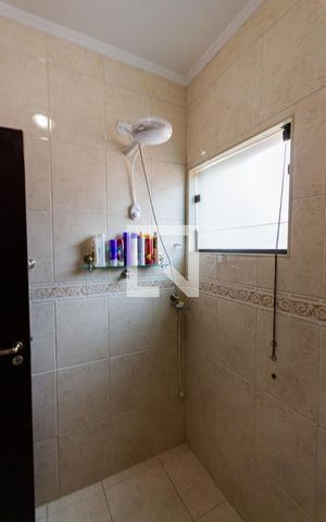 Casa à venda com 230m², 3 quartos e 2 vagas Casa à venda com 230m², 3 quartos e 2 vagasBanheiro
