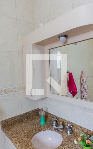 Casa à venda com 230m², 3 quartos e 2 vagas Casa à venda com 230m², 3 quartos e 2 vagasEspelho