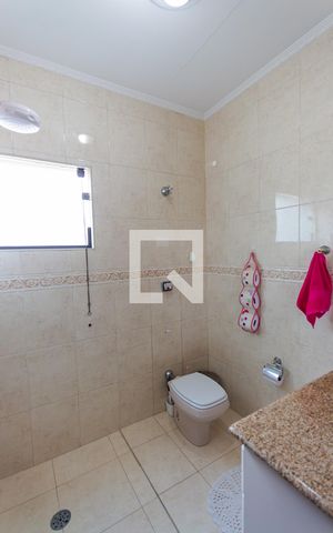 Casa à venda com 230m², 3 quartos e 2 vagas Casa à venda com 230m², 3 quartos e 2 vagasBanheiro
