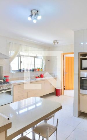Casa à venda com 450m², 4 quartos e 7 vagas Casa à venda com 450m², 4 quartos e 7 vagasCozinha